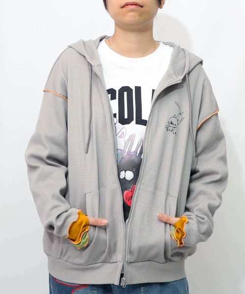 ScoLar（スカラー）の「153615：にゃんこスカラー 袖配色パーカー（パーカー・レディース・グレー/ブラック/アイボリー・M）」の3枚目の写真