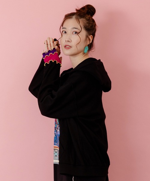 ScoLar（スカラー）の「153615：にゃんこスカラー 袖配色パーカー（パーカー・レディース・グレー/ブラック/アイボリー・M）」の6枚目の写真