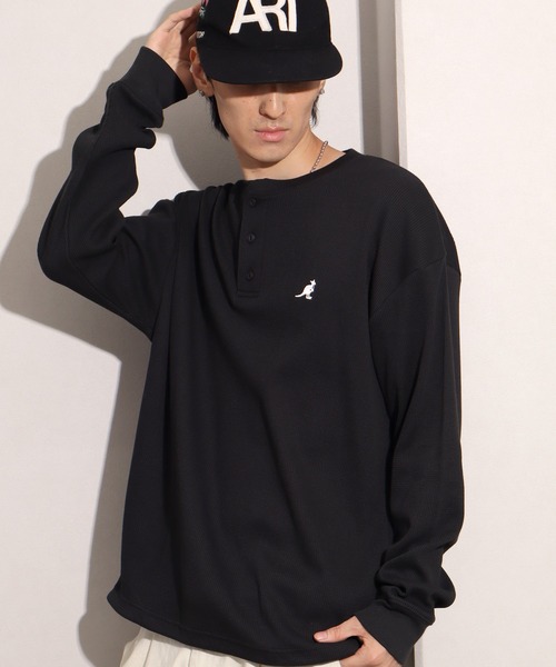 KANGOL（カンゴール）の「【KANGOL/カンゴール】別注 ワッフル ロゴ刺繍 ロングスリーブ ヘンリーネック Tシャツ（Tシャツ/カットソー・メンズ・カーキ/ブラック/オフホワイト/杢グレー/ネイビー・M/L/XL）」の2枚目の写真