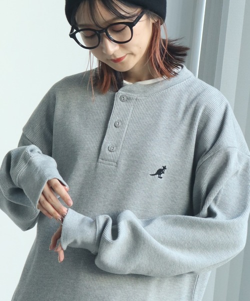KANGOL（カンゴール）の「【KANGOL/カンゴール】別注 ワッフル ロゴ刺繍 ロングスリーブ ヘンリーネック Tシャツ（Tシャツ/カットソー・メンズ・カーキ/ブラック/オフホワイト/杢グレー/ネイビー・M/L/XL）」の13枚目の写真