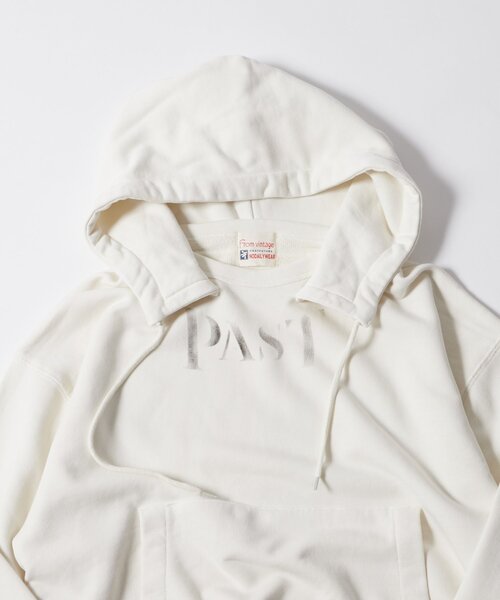 WHO'S WHO gallery（フーズフーギャラリー）の「FromVintage PAST後付けフーディー（パーカー・メンズ・ホワイト/ネイビー・MEDIUM/LARGE）」の3枚目の写真