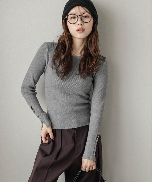 AMELY(エミリー)の「スリーブボタンリブニット(ニット/セーター・レディース・ブラック/ホワイト/グリーン/グレー・フリー)」の1枚目の写真