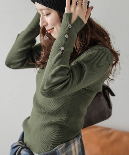 AMELY(エミリー)の「スリーブボタンリブニット(ニット/セーター・レディース・ブラック/ホワイト/グリーン/グレー・フリー)」の4枚目の写真