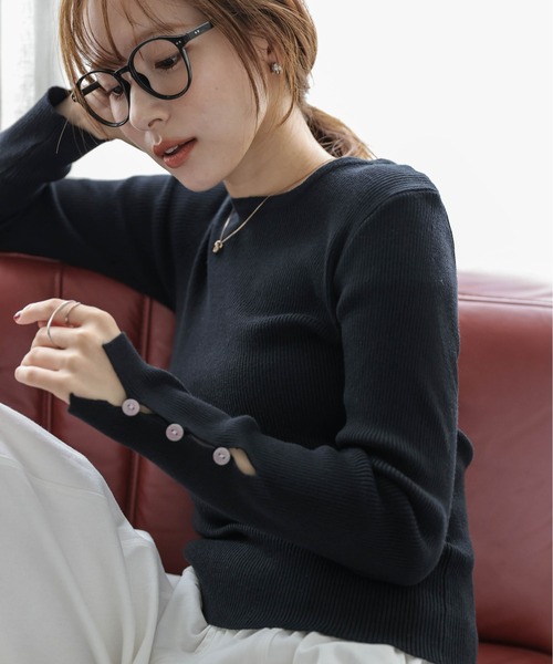 AMELY(エミリー)の「スリーブボタンリブニット(ニット/セーター・レディース・ブラック/ホワイト/グリーン/グレー・フリー)」の16枚目の写真