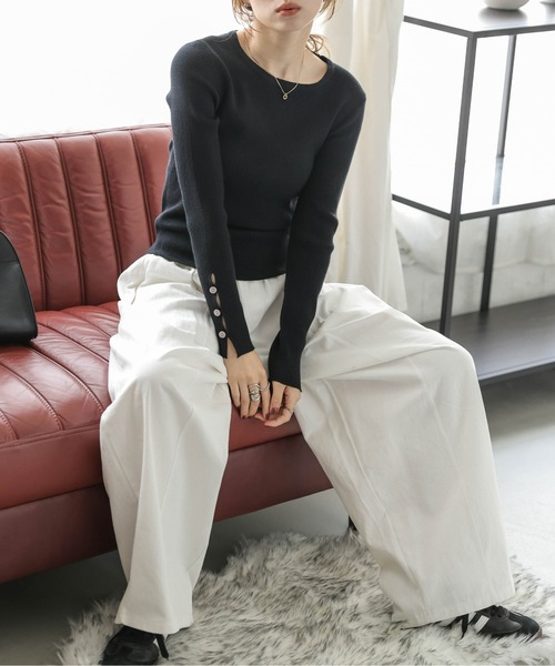 AMELY(エミリー)の「スリーブボタンリブニット(ニット/セーター・レディース・ブラック/ホワイト/グリーン/グレー・フリー)」の8枚目の写真