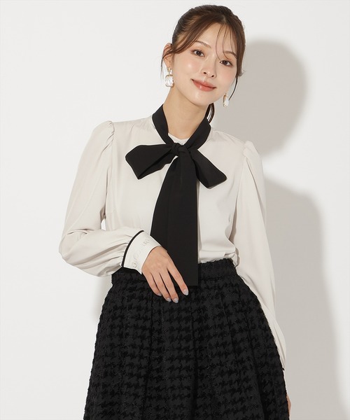 AND COUTURE(アンドクチュール)の「カフス刺繍ボウタイブラウス(シャツ/ブラウス・レディース・ベージュ/オフホワイト/ネイビー・FREE)」の2枚目の写真