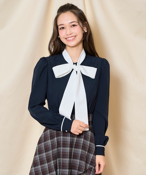 AND COUTURE(アンドクチュール)の「カフス刺繍ボウタイブラウス(シャツ/ブラウス・レディース・ベージュ/オフホワイト/ネイビー・FREE)」の3枚目の写真