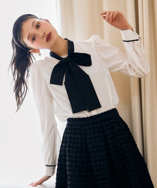 AND COUTURE(アンドクチュール)の「カフス刺繍ボウタイブラウス(シャツ/ブラウス・レディース・ベージュ/オフホワイト/ネイビー・FREE)」の1枚目の写真