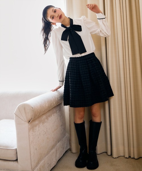 AND COUTURE(アンドクチュール)の「カフス刺繍ボウタイブラウス(シャツ/ブラウス・レディース・ベージュ/オフホワイト/ネイビー・FREE)」の4枚目の写真