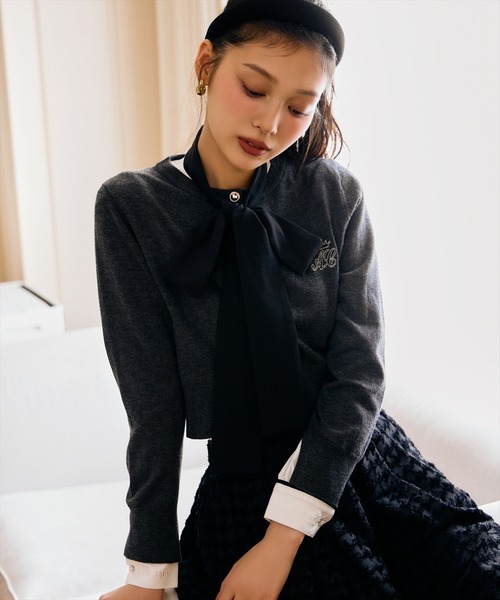 AND COUTURE(アンドクチュール)の「カフス刺繍ボウタイブラウス(シャツ/ブラウス・レディース・ベージュ/オフホワイト/ネイビー・FREE)」の6枚目の写真