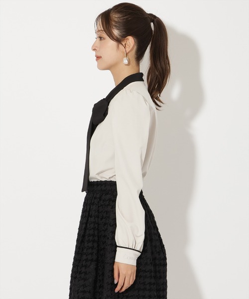 AND COUTURE(アンドクチュール)の「カフス刺繍ボウタイブラウス(シャツ/ブラウス・レディース・ベージュ/オフホワイト/ネイビー・FREE)」の9枚目の写真