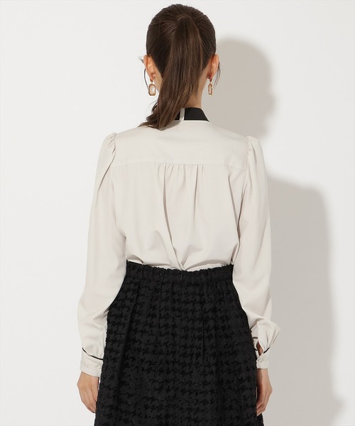 AND COUTURE(アンドクチュール)の「カフス刺繍ボウタイブラウス(シャツ/ブラウス・レディース・ベージュ/オフホワイト/ネイビー・FREE)」の10枚目の写真