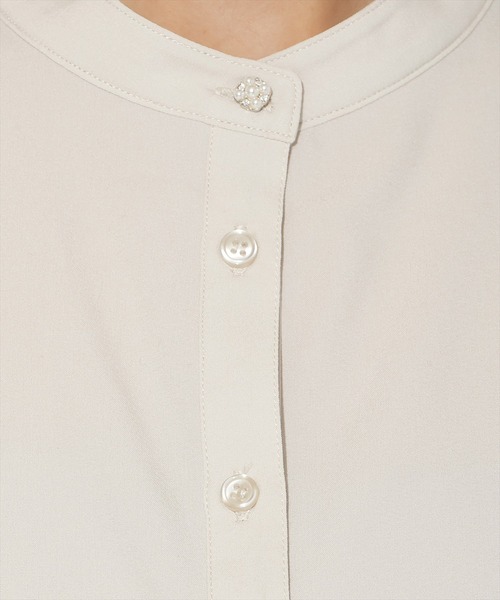 AND COUTURE(アンドクチュール)の「カフス刺繍ボウタイブラウス(シャツ/ブラウス・レディース・ベージュ/オフホワイト/ネイビー・FREE)」の11枚目の写真