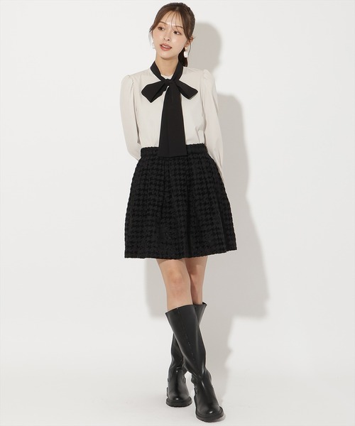 AND COUTURE(アンドクチュール)の「カフス刺繍ボウタイブラウス(シャツ/ブラウス・レディース・ベージュ/オフホワイト/ネイビー・FREE)」の14枚目の写真