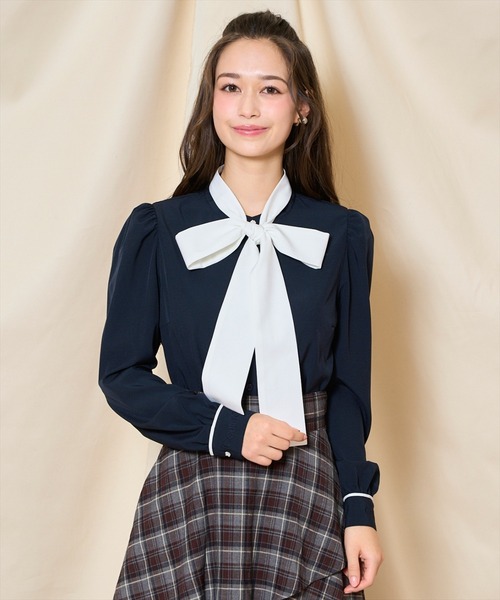 AND COUTURE(アンドクチュール)の「カフス刺繍ボウタイブラウス(シャツ/ブラウス・レディース・ベージュ/オフホワイト/ネイビー・FREE)」の15枚目の写真