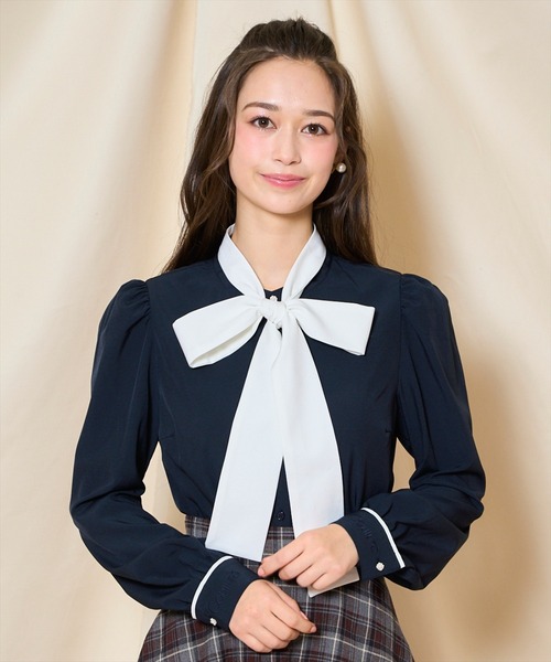 AND COUTURE(アンドクチュール)の「カフス刺繍ボウタイブラウス(シャツ/ブラウス・レディース・ベージュ/オフホワイト/ネイビー・FREE)」の16枚目の写真