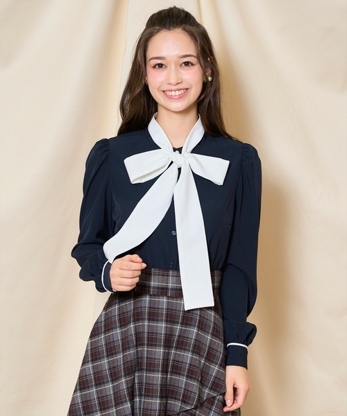 AND COUTURE(アンドクチュール)の「カフス刺繍ボウタイブラウス(シャツ/ブラウス・レディース・ベージュ/オフホワイト/ネイビー・FREE)」の17枚目の写真