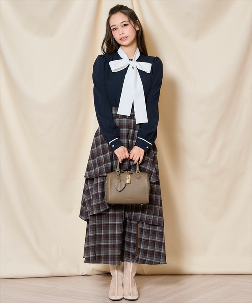 AND COUTURE(アンドクチュール)の「カフス刺繍ボウタイブラウス(シャツ/ブラウス・レディース・ベージュ/オフホワイト/ネイビー・FREE)」の20枚目の写真