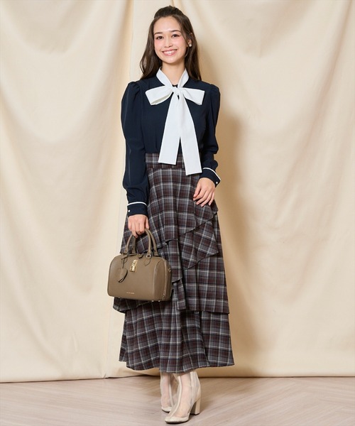 AND COUTURE(アンドクチュール)の「カフス刺繍ボウタイブラウス(シャツ/ブラウス・レディース・ベージュ/オフホワイト/ネイビー・FREE)」の22枚目の写真