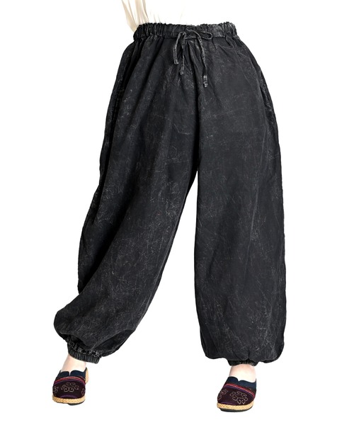 MARAI(マーライ)の「ストーンウォッシュサルエルパンツ(その他パンツ・レディース・ブラック/カーキ/ブラック系その他/ブラウン/グリーン/レッド/パープル・FREE)」の1枚目の写真