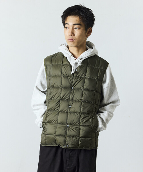 FREAK'S STORE（フリークスストア）の「限定展開 TAION/タイオン ベーシック Vネックボタン インナーダウンベスト / TAION-001（ダウンベスト・メンズ・ネイビー/チャコールグレー/オリーブ/ブラック・SMALL/MEDIUM/LARGE/X-LARGE）」の6枚目の写真