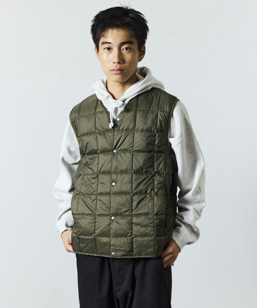 FREAK'S STORE（フリークスストア）の「限定展開 TAION/タイオン ベーシック Vネックボタン インナーダウンベスト / TAION-001（ダウンベスト・メンズ・ネイビー/チャコールグレー/オリーブ/ブラック・SMALL/MEDIUM/LARGE/X-LARGE）」の7枚目の写真