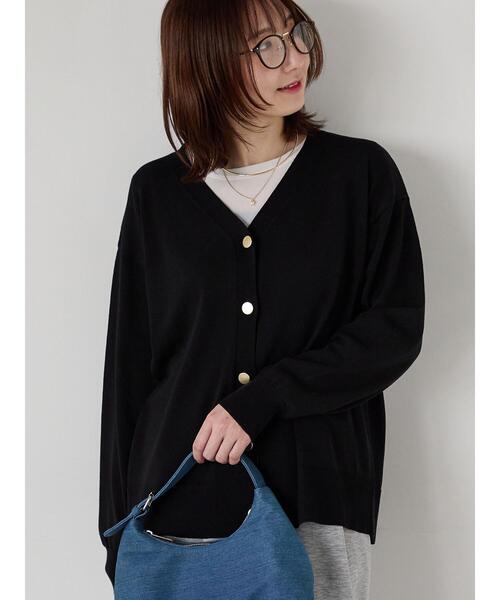 Te chichi TERRASSE(テチチテラス)の「金釦Vネックリラックスカーディガン(カーディガン/ボレロ・レディース・ベージュ/ブラック/ブルー/ピンク・F)」の2枚目の写真