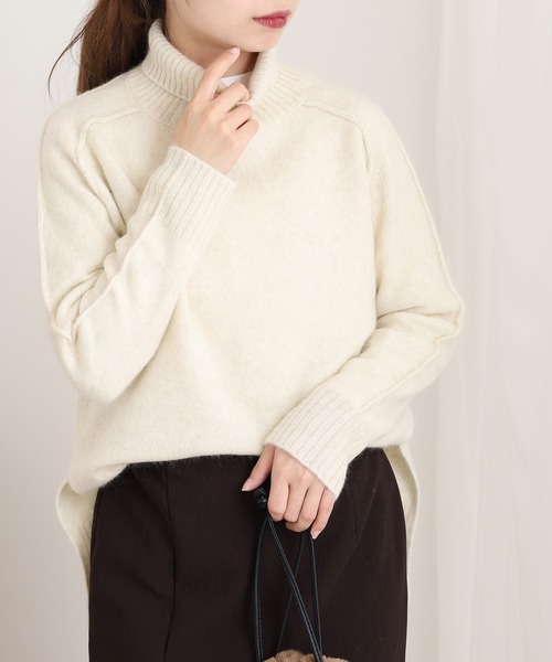 EGLANTINE(エグランティーヌ)の「EGLANTINE ヤク タートルネックニット(ニット/セーター・レディース・ベビーピンク/ペールイエロー/ブラック系/ローズ系/ワインレッド/杢グレー/モカ/オフホワイト/ライトベージュ/ブラック・38)」の11枚目の写真