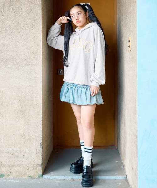 LOVETOXIC（ラブトキシック）の「【LTXC】【綿100％】裏起毛ボアロゴパーカー（パーカー・キッズ・ブラック/オフホワイト/ホワイト系その他/トップグレー・L:160cm/M:150cm/130cm/S:140cm）」の5枚目の写真