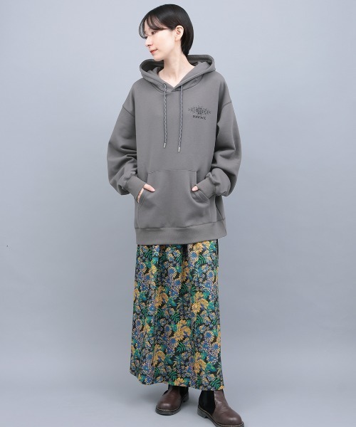 チチカカ（チチカカ）の「裏起毛サンフェイスプリントプルパーカー【ユニセックス】（パーカー・レディース・チャコールグレー/マスタード/カラフル・FREE）」の4枚目の写真