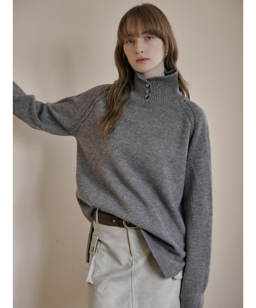 MAXZA(マージャコレクション)の「ボタンアップカラー ルーズフィット ポラネックニット(ニット/セーター・レディース・グレー・FREE)」の5枚目の写真