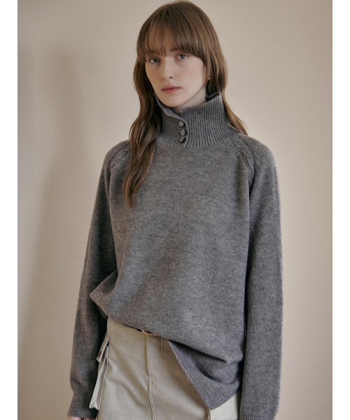 MAXZA(マージャコレクション)の「ボタンアップカラー ルーズフィット ポラネックニット(ニット/セーター・レディース・グレー・FREE)」の8枚目の写真