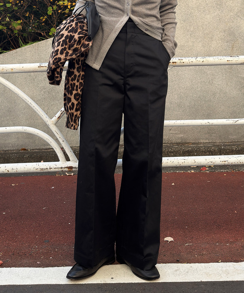 OUTDOOR PRODUCTS（アウトドアプロダクツ）の「T/C ライトクロスワイドストレートパンツ（スラックス・レディース・ブラック/チャコールグレー/レッド・36/38）」の2枚目の写真