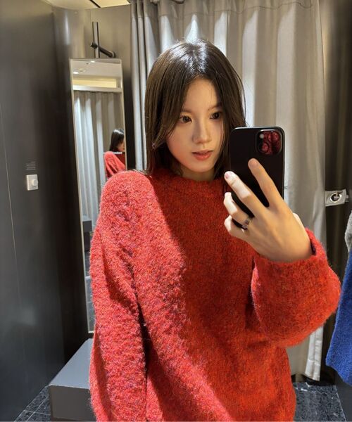 MUSINSA STANDARD WOMAN（ムシンサスタンダードウーマン）の「ウィメンズブークルリラックスクルーネックニット[レッド]（ニット/セーター・レディース・その他・MEDIUM/SMALL/LARGE/X-SMALL）」の8枚目の写真