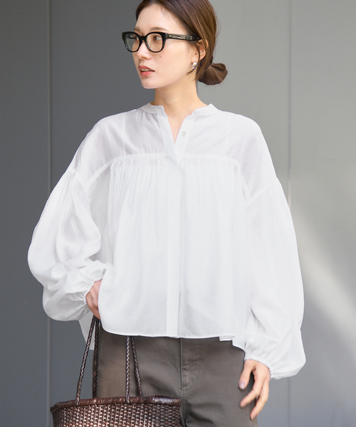 FRAMeWORK（フレームワーク）の「ギャザーブラウス（シャツ/ブラウス・レディース・ベージュ/チャコールグレー/ホワイト・FREE）」の2枚目の写真