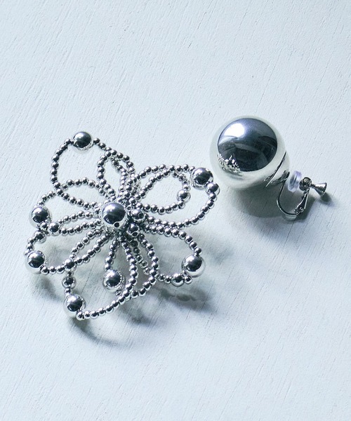 ROSE BUD（ローズバッド）の「ASYMMETRICAL EARRINGS（イヤリング・レディース・シルバー/ホワイト・ONE SIZE）」の2枚目の写真