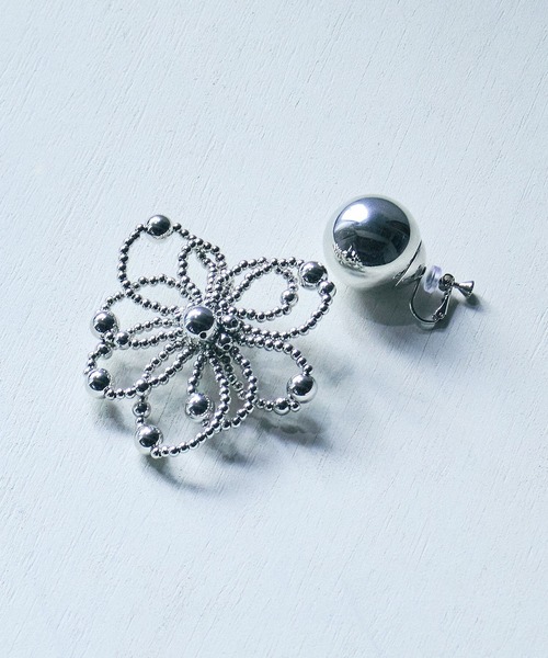 ROSE BUD（ローズバッド）の「ASYMMETRICAL EARRINGS（イヤリング・レディース・シルバー/ホワイト・ONE SIZE）」の3枚目の写真