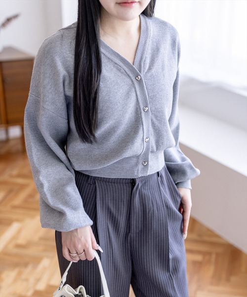 CLEAR BASIC（クリアベーシック）の「ハートボタンVネックニットカーディガン（カーディガン/ボレロ・レディース・アイボリー/杢グレー/ラベンダー/ブラック・F）」の11枚目の写真