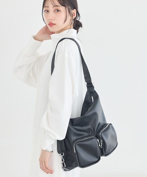 earth music&ecology(アースミュージックアンドエコロジー)の「Wポケット3WAYショルダーバッグ(ショルダーバッグ・レディース・ブラック/アイボリー・FREE)」の6枚目の写真