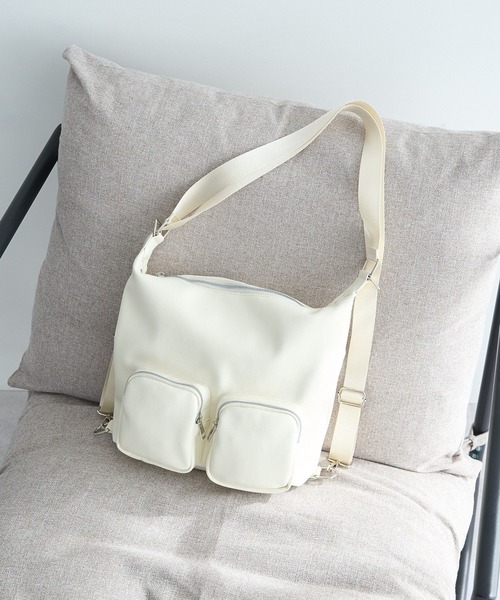 earth music&ecology（アースミュージックアンドエコロジー）の「Wポケット３WAYショルダーバッグ（ショルダーバッグ・レディース・ブラック/アイボリー・FREE）」の2枚目の写真