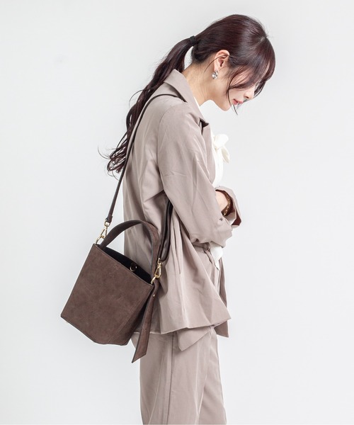 AULENTTI(オウレンティ)の「【AULENTTI/オウレンティ】2WAY レザー ショルダーバッグ ポーチ付き(ショルダーバッグ・レディース・ダークブラウン・FREE)」の2枚目の写真