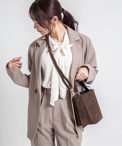 AULENTTI(オウレンティ)の「【AULENTTI/オウレンティ】2WAY レザー ショルダーバッグ ポーチ付き(ショルダーバッグ・レディース・ダークブラウン・FREE)」の5枚目の写真