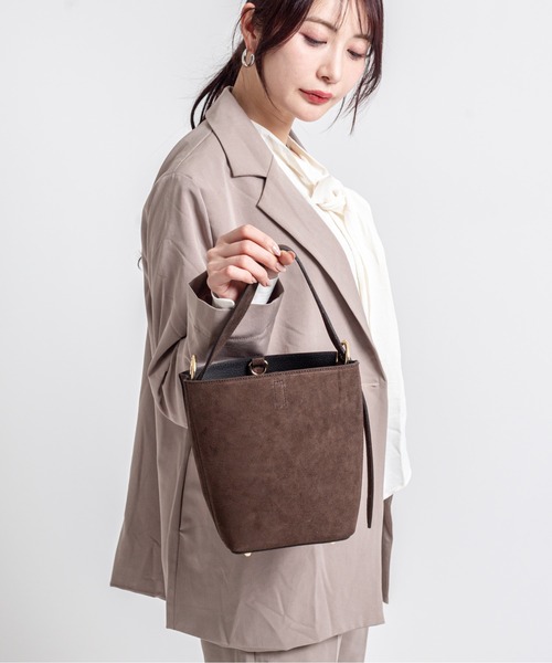 AULENTTI(オウレンティ)の「【AULENTTI/オウレンティ】2WAY レザー ショルダーバッグ ポーチ付き(ショルダーバッグ・レディース・ダークブラウン・FREE)」の6枚目の写真