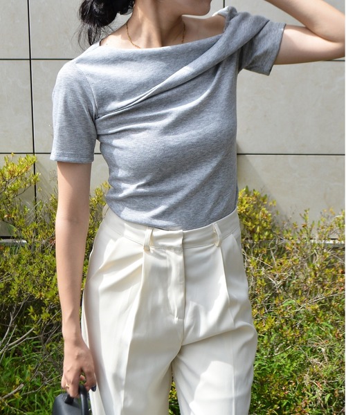 &soiree(アンドソワレ)の「ワンショルダー半袖トップス(Tシャツ/カットソー・レディース・ブラック/グレー/ホワイト・FREE)」の2枚目の写真
