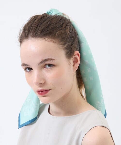 MACKINTOSH PHILOSOPHY（ﾏｯｷﾝﾄｯｼｭ ﾌｨﾛｿﾌｨｰ）の「ラッケンブースシルクスカーフ（バンダナ/スカーフ・レディース・ブルー系その他3/オフホワイト/ダークネイビー・FREE）」の4枚目の写真