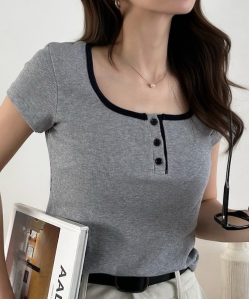 Eclat one(エクラワン)の「【Eclat one】バイカラー ショート丈 ヘンリーネック 半袖 トップス(Tシャツ/カットソー・レディース・ホワイト/グレー/ブラック/ダークグリーン・FREE)」の3枚目の写真