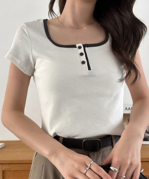 Eclat one(エクラワン)の「【Eclat one】バイカラー ショート丈 ヘンリーネック 半袖 トップス(Tシャツ/カットソー・レディース・ホワイト/グレー/ブラック/ダークグリーン・FREE)」の1枚目の写真