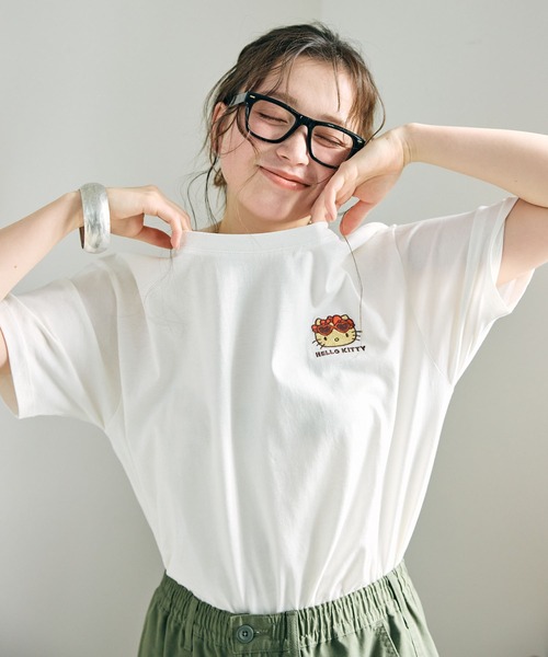 sanrio(サンリオ)の「【sanrio characters】HELLO KITTY/日焼けキティ半袖Tシャツ《サンリオキャラクターズ》(Tシャツ/カットソー・レディース・オフホワイト/ブラック/ピンク・M/3L/L/LL)」の1枚目の写真
