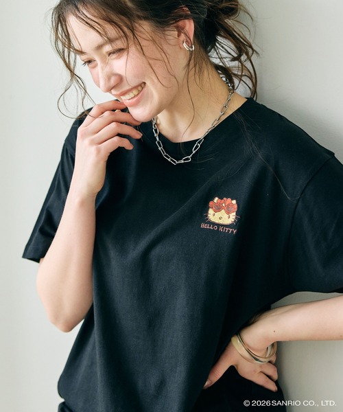 sanrio(サンリオ)の「【sanrio characters】HELLO KITTY/日焼けキティ半袖Tシャツ《サンリオキャラクターズ》(Tシャツ/カットソー・レディース・オフホワイト/ブラック/ピンク・M/3L/L/LL)」の3枚目の写真