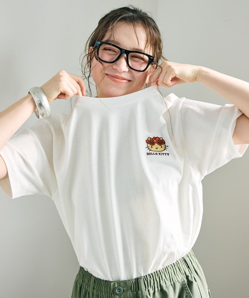 sanrio(サンリオ)の「【sanrio characters】HELLO KITTY/日焼けキティ半袖Tシャツ《サンリオキャラクターズ》(Tシャツ/カットソー・レディース・オフホワイト/ブラック/ピンク・M/3L/L/LL)」の4枚目の写真